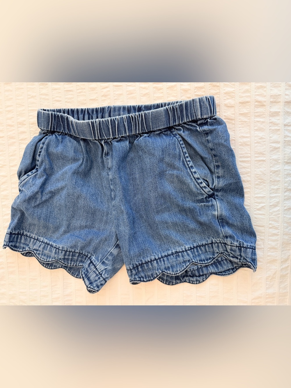 Hanna Andersson Denim Scalloped Shorts. Size:6-7/120
